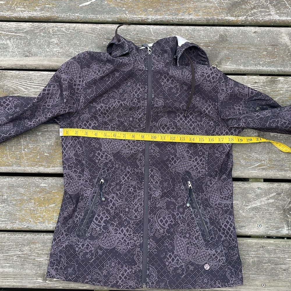 Lululemon Getaway Jacket with Graphics - Picture 13 of 15